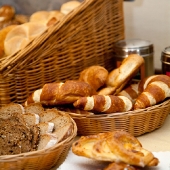 Frische Brötchen und Croissants