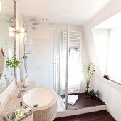 Bad mit Dusche und WC